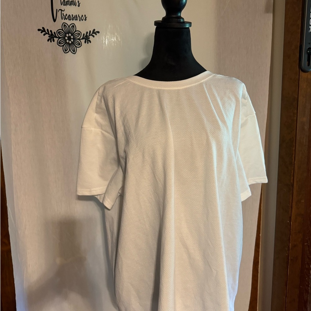Women’s White Fashion Tee Shirt with open back design- size 1 X-Large